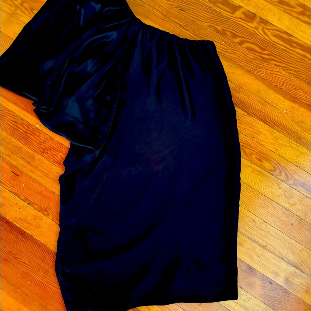 Gorgeous one shoulder dress.